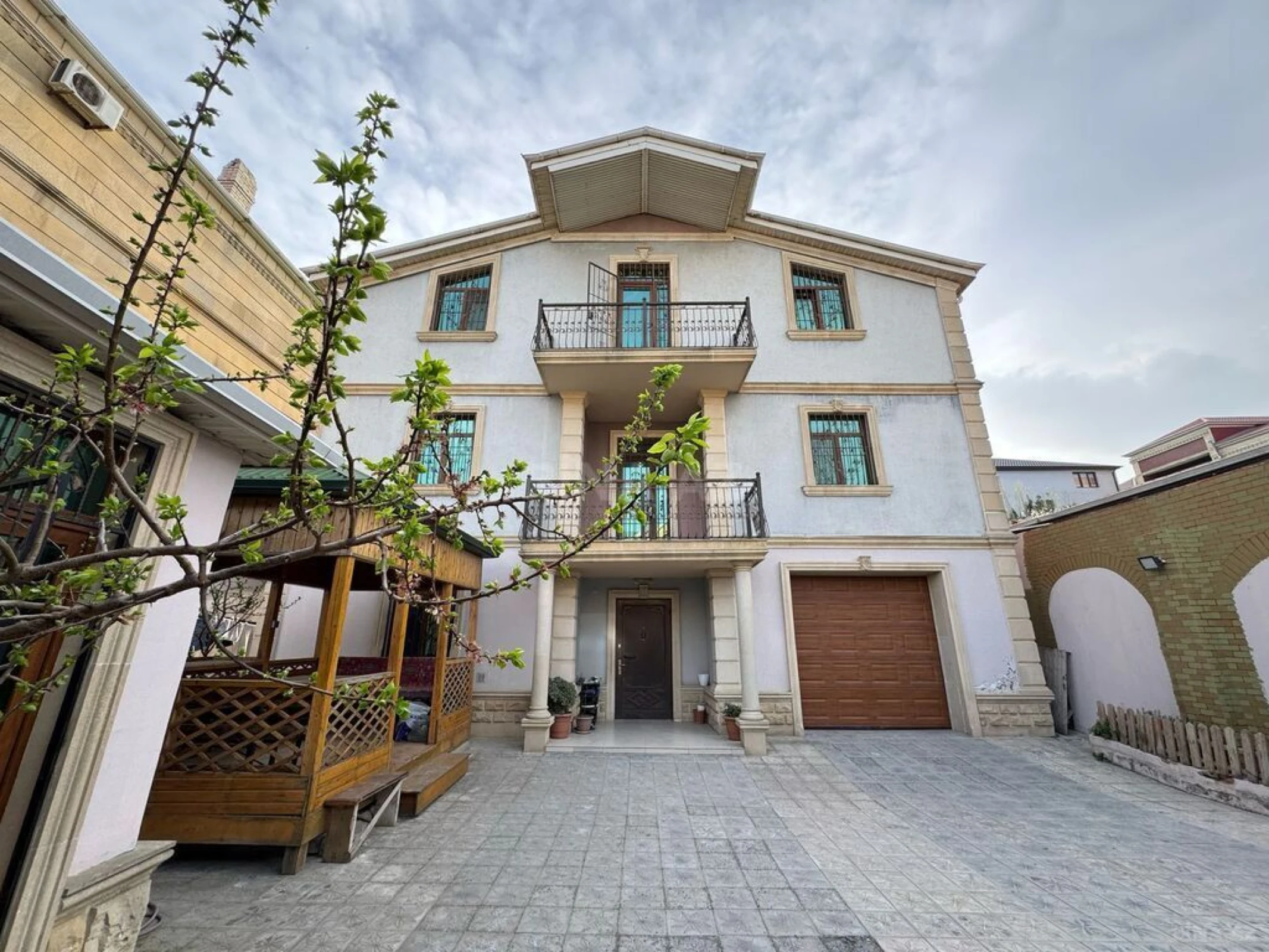 Satılır 7 otaqlı həyət evi 330 m²