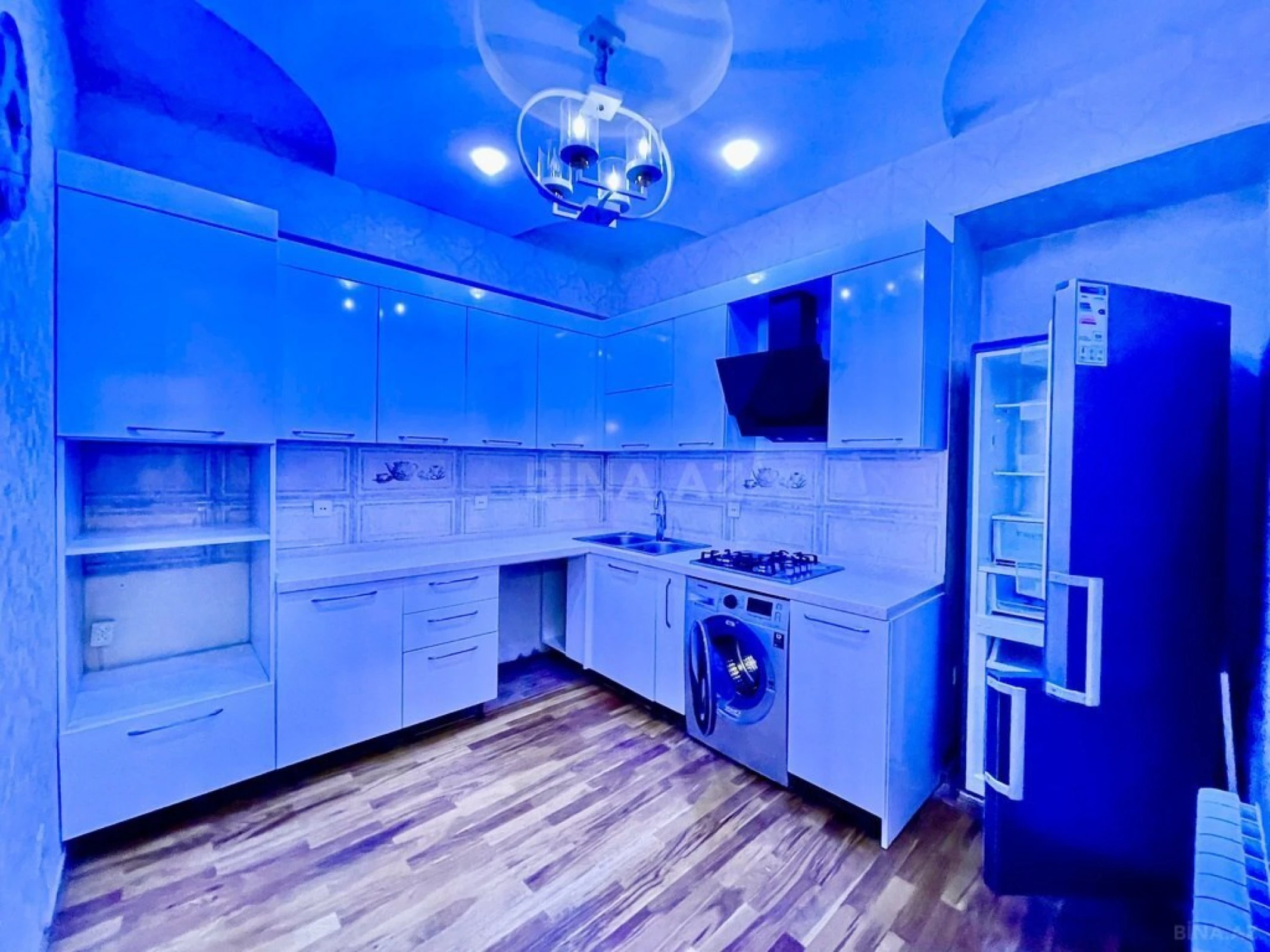 Kirayə verilir 2 otaqlı mənzil 70 m²