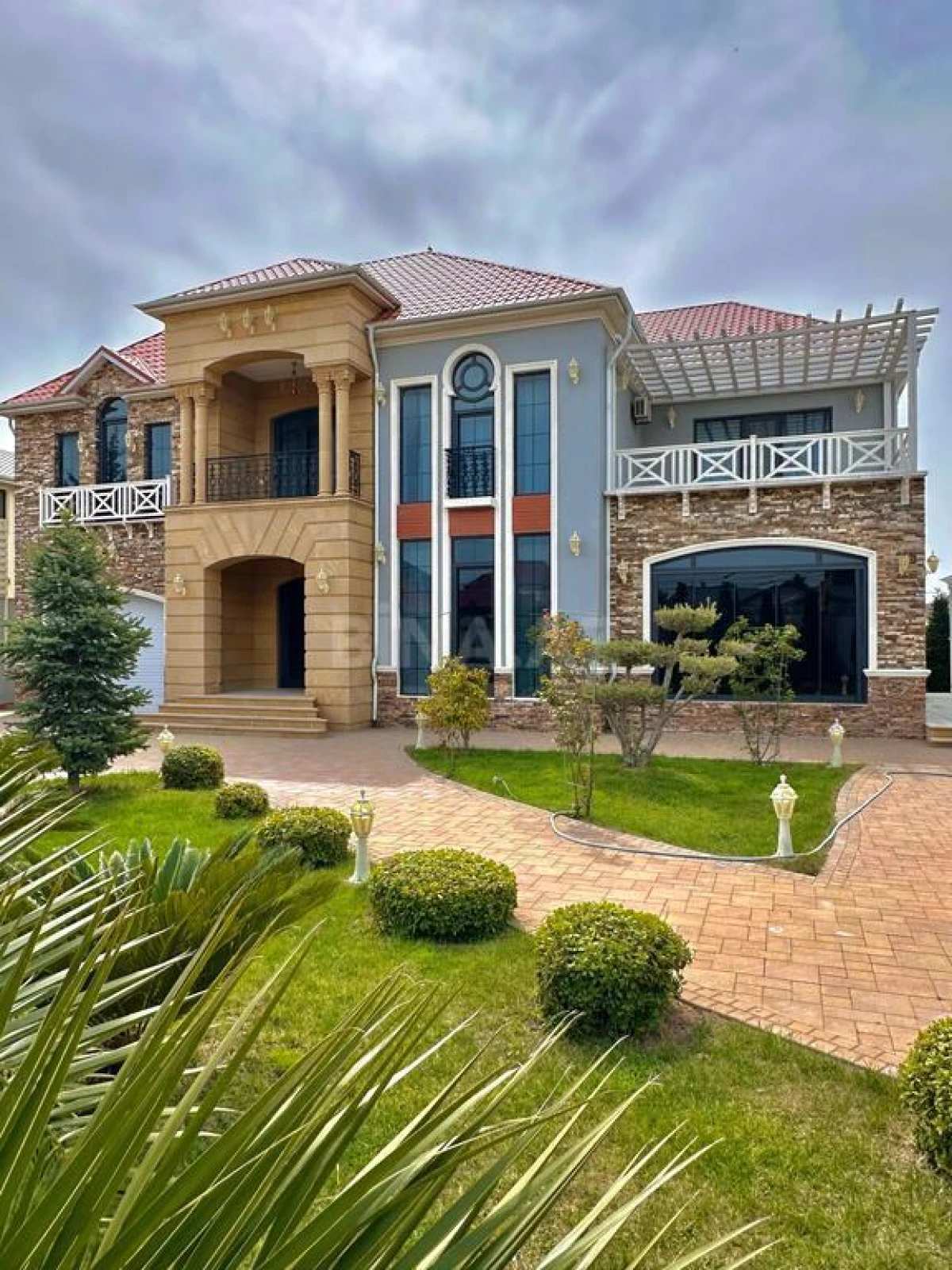 Satılır 6 otaqlı həyət evi 500 m²