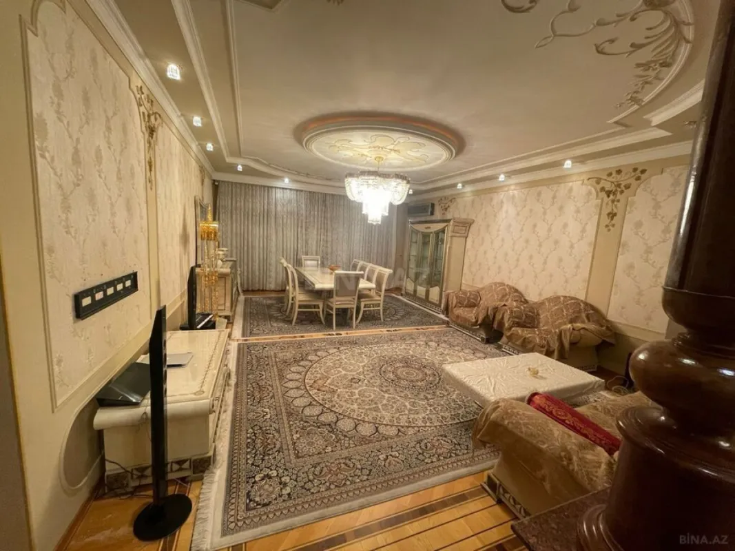 Satılır 4 otaqlı mənzil 216 m²
