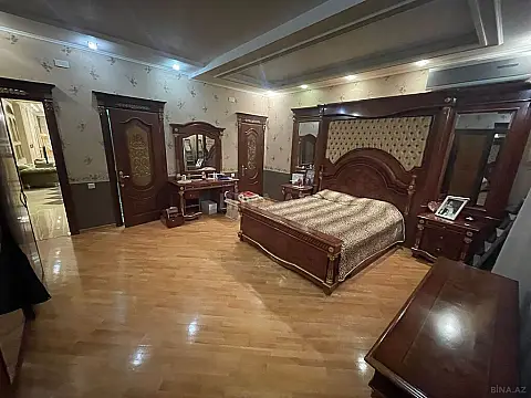Satılır 4 otaqlı mənzil 216 m²