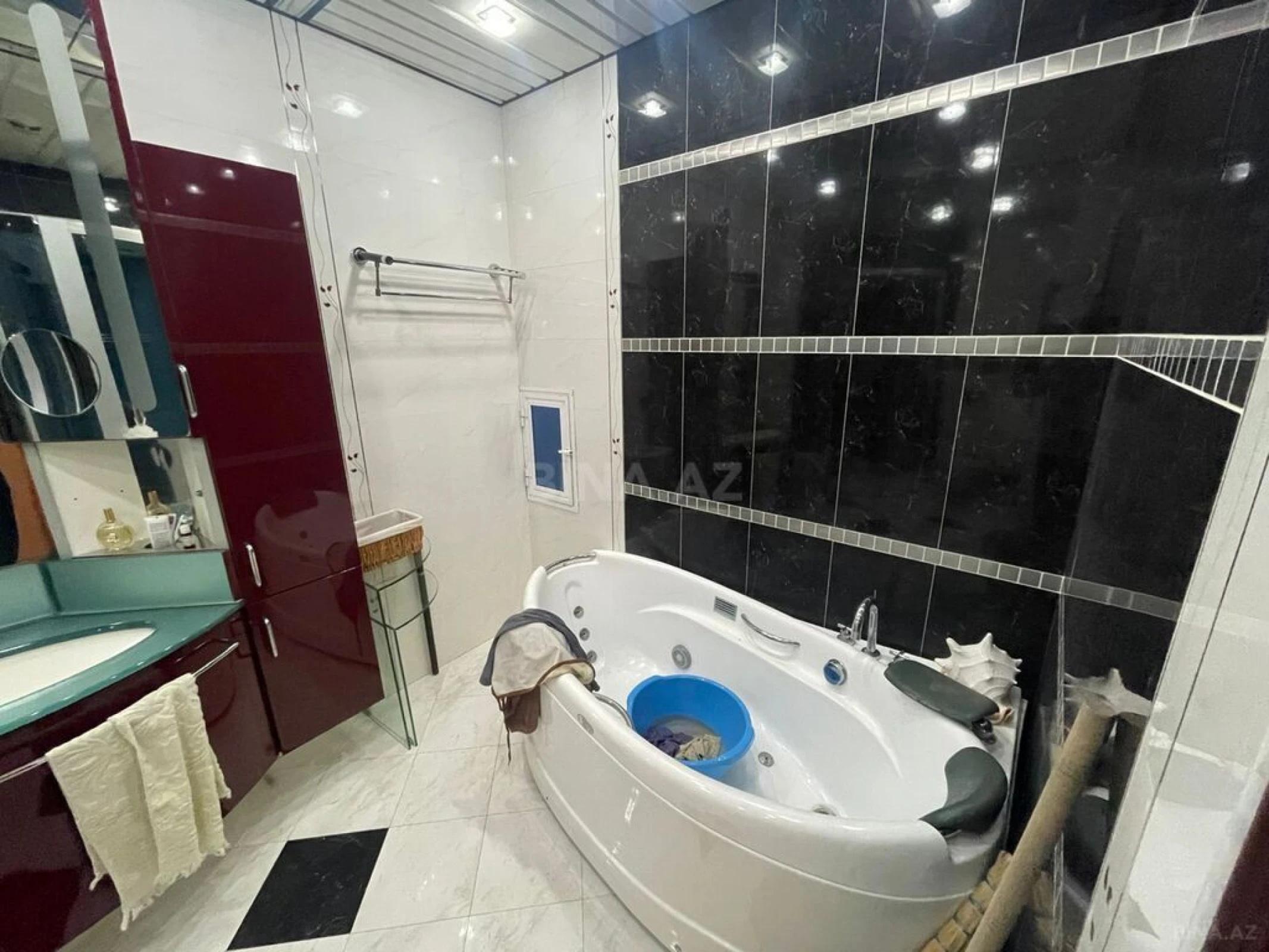 Satılır 4 otaqlı mənzil 216 m²