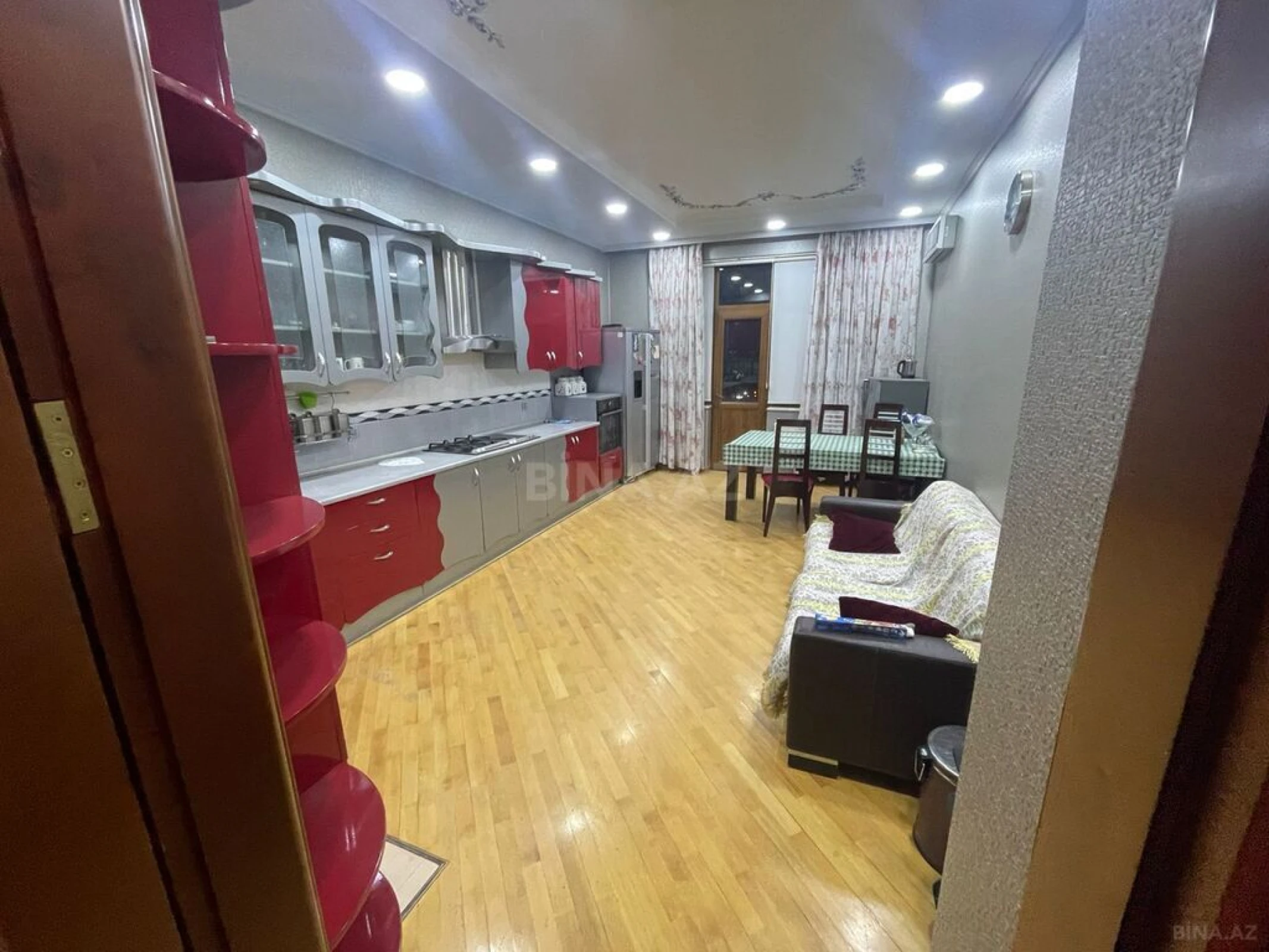 Satılır 4 otaqlı mənzil 216 m²