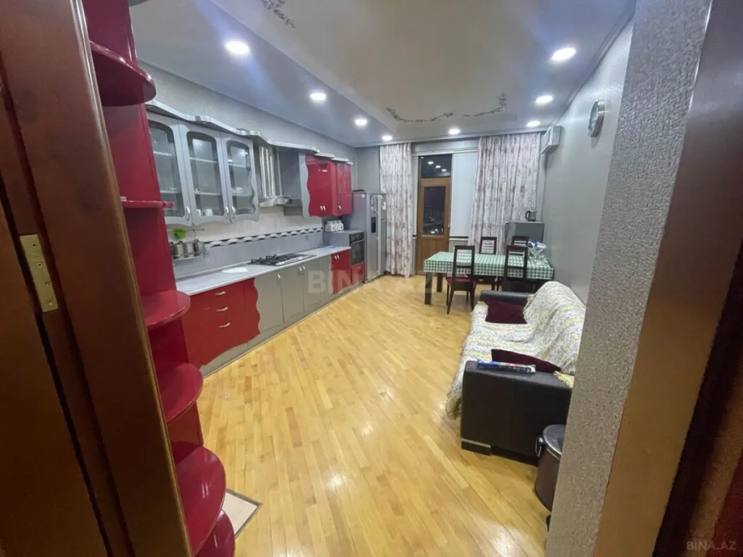 Satılır 4 otaqlı mənzil 216 m²