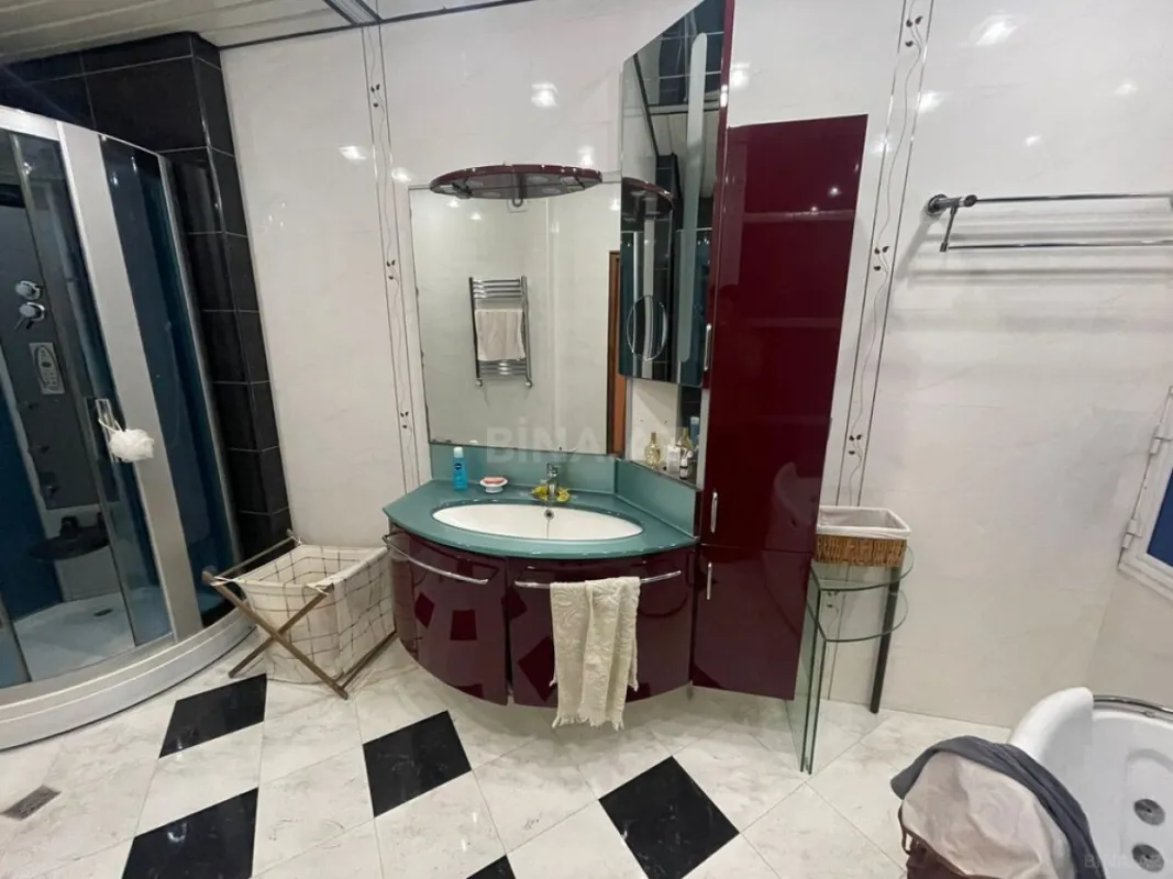 Satılır 4 otaqlı mənzil 216 m²