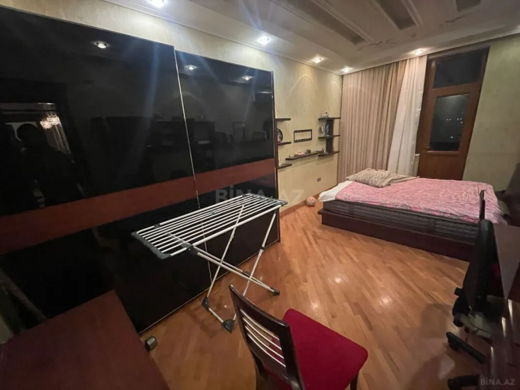 Satılır 4 otaqlı mənzil 216 m²