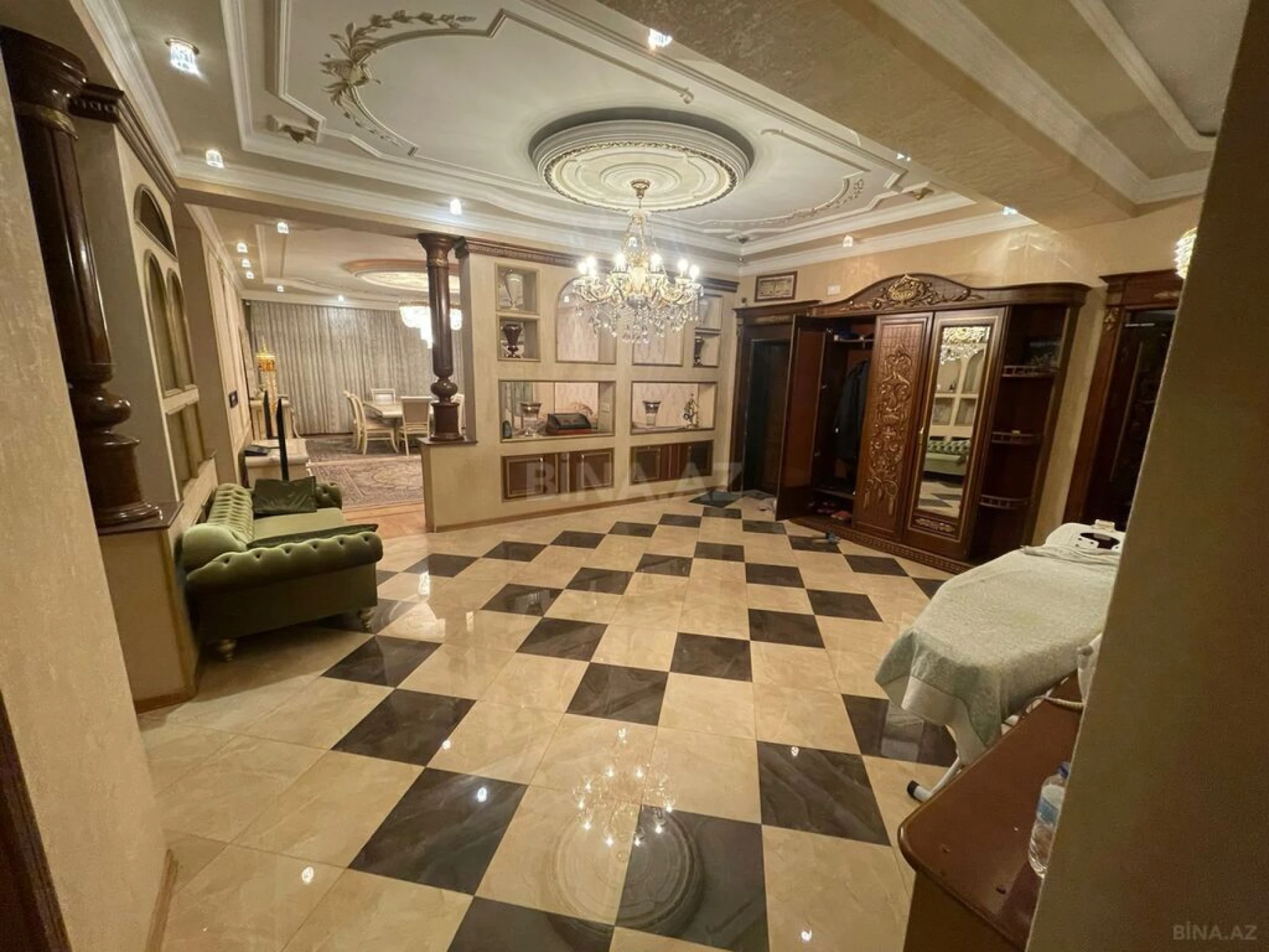 Satılır 4 otaqlı mənzil 216 m²