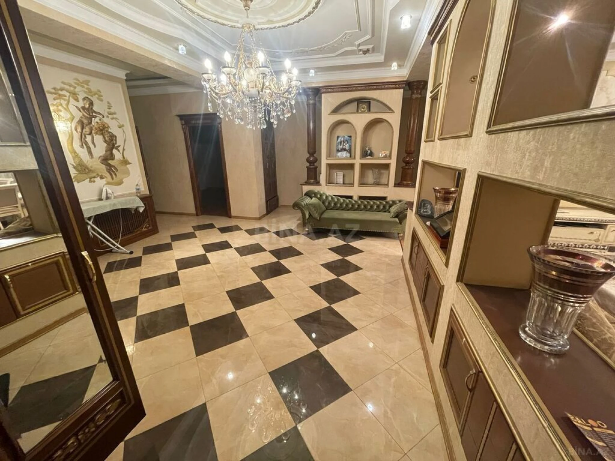 Satılır 4 otaqlı mənzil 216 m²