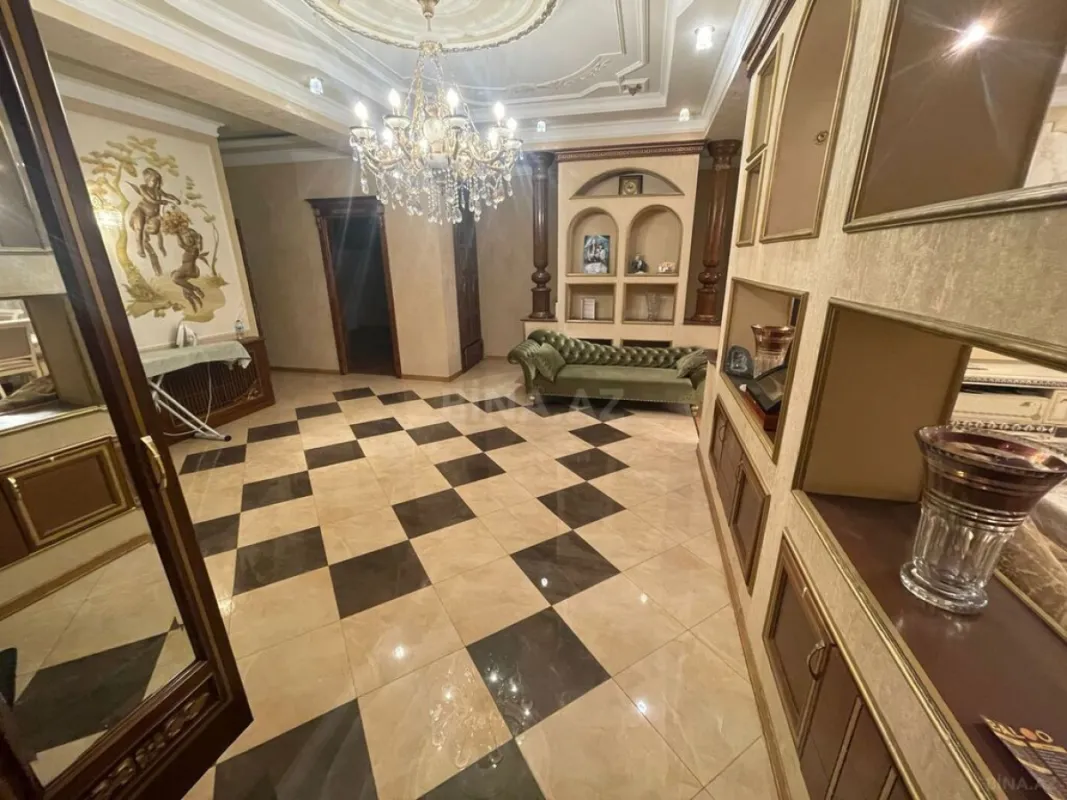Satılır 4 otaqlı mənzil 216 m²