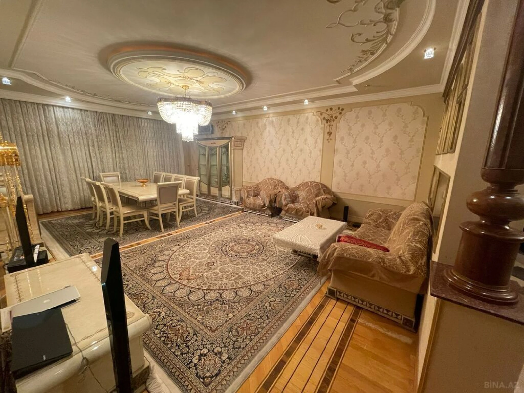 Satılır 4 otaqlı mənzil 216 m²