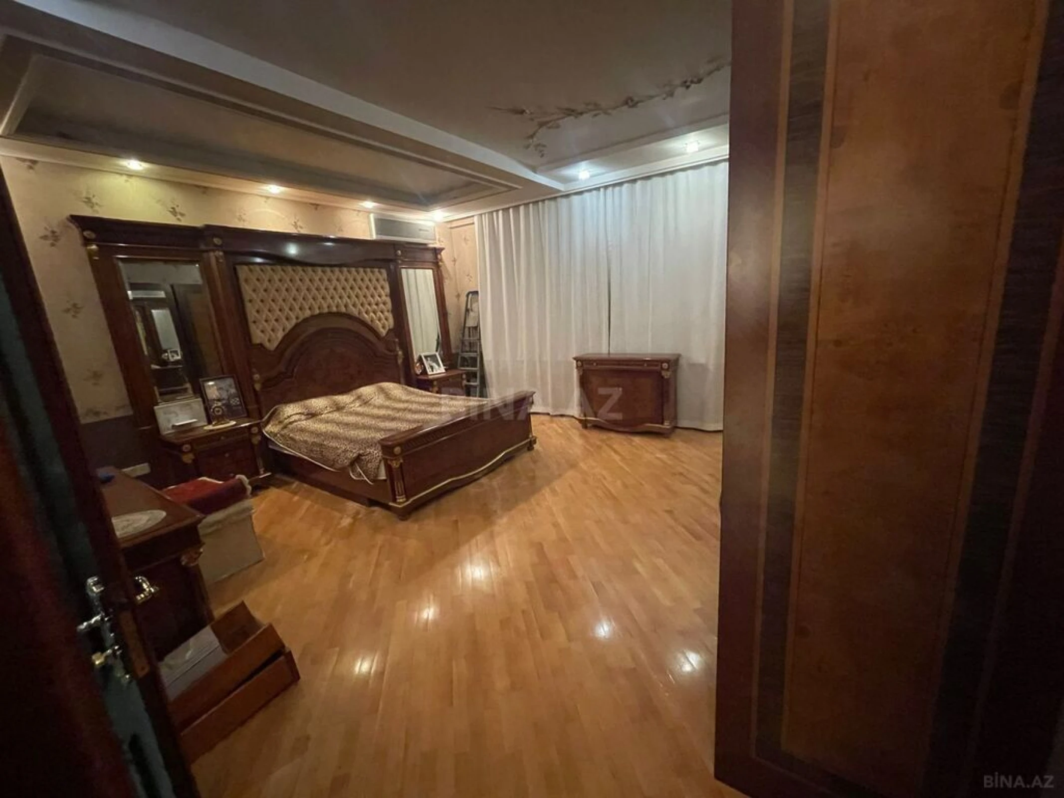 Satılır 4 otaqlı mənzil 216 m²