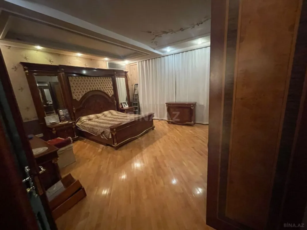 Satılır 4 otaqlı mənzil 216 m²