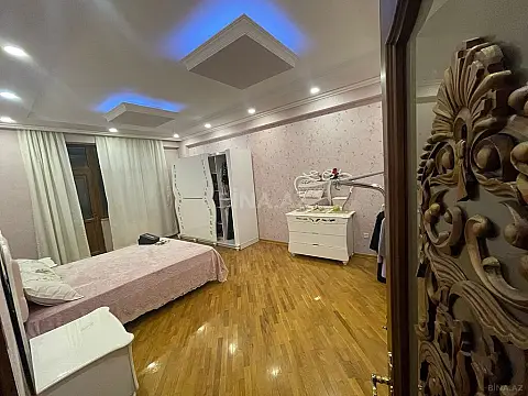 Satılır 4 otaqlı mənzil 216 m²
