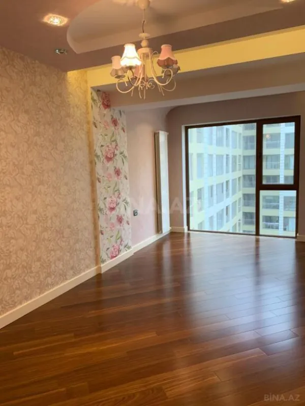 Satılır 5 otaqlı mənzil 280 m²