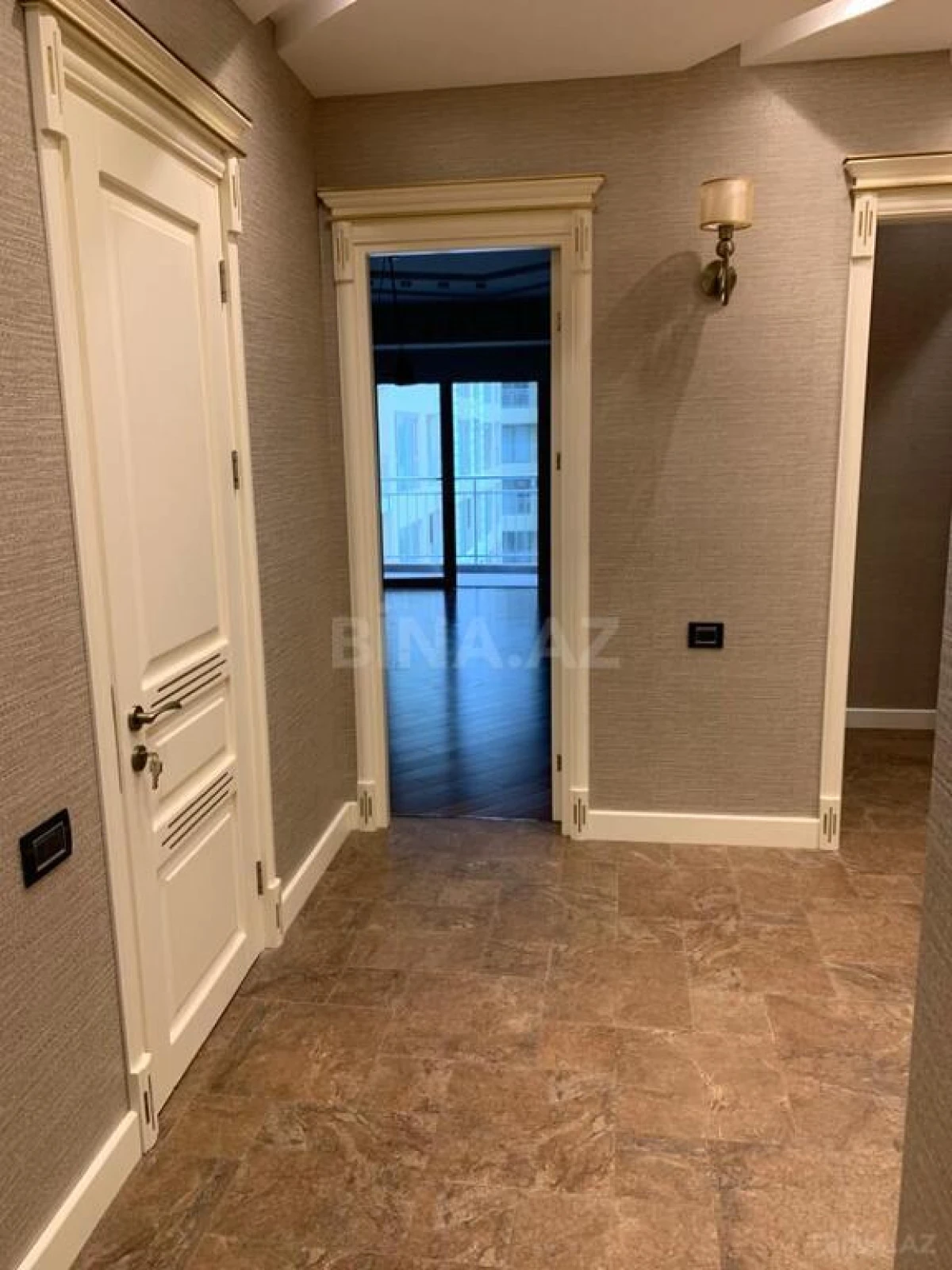 Satılır 5 otaqlı mənzil 280 m²