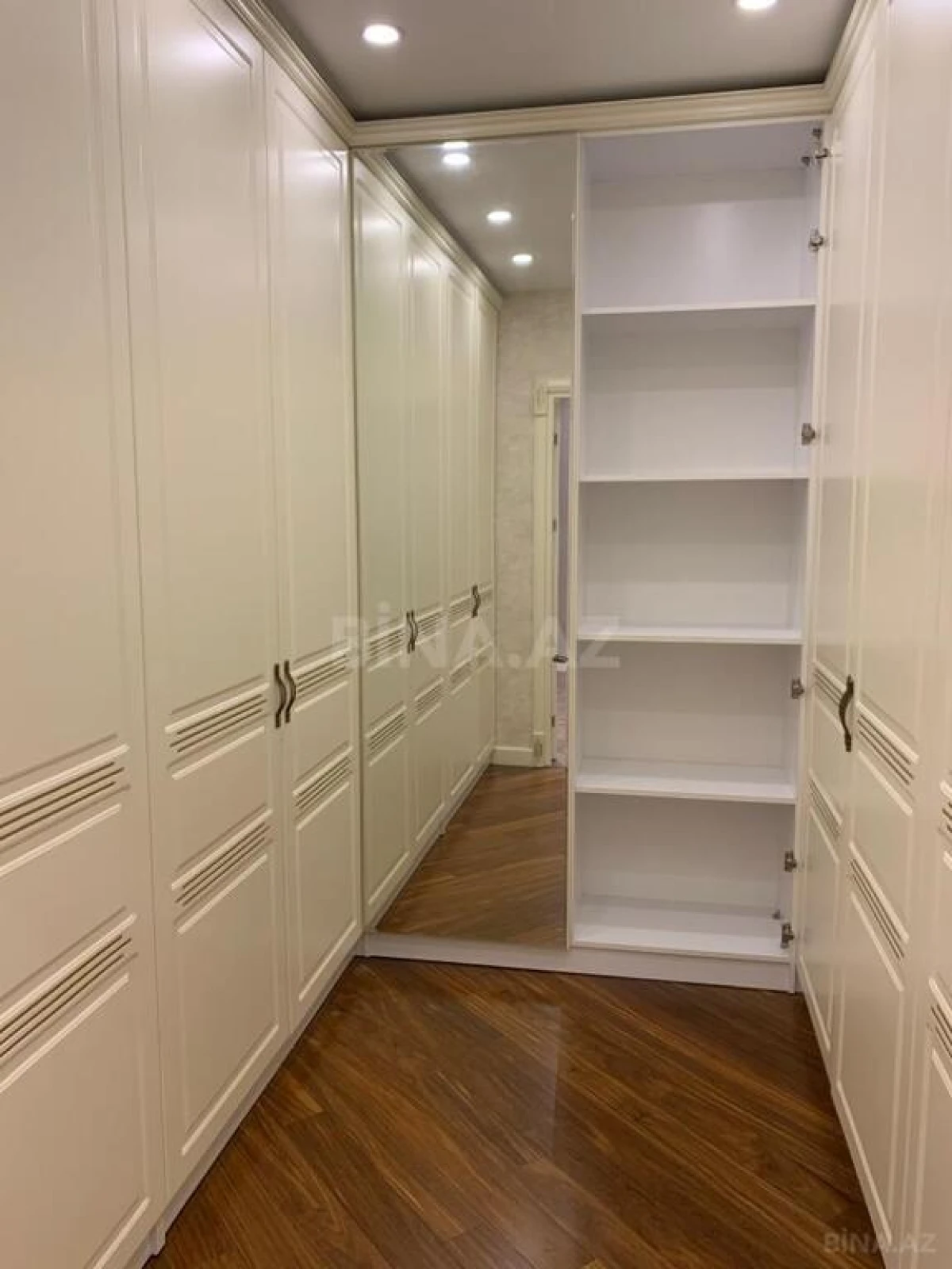 Satılır 5 otaqlı mənzil 280 m²