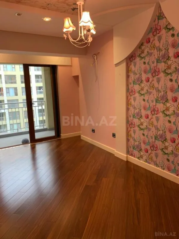 Satılır 5 otaqlı mənzil 280 m²