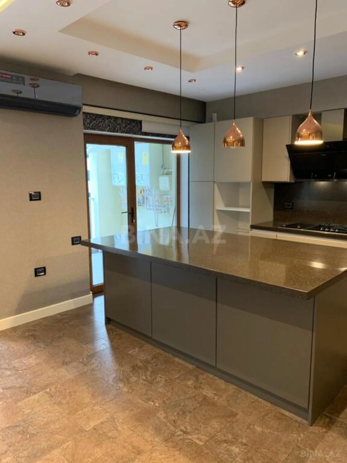 Satılır 5 otaqlı mənzil 280 m²