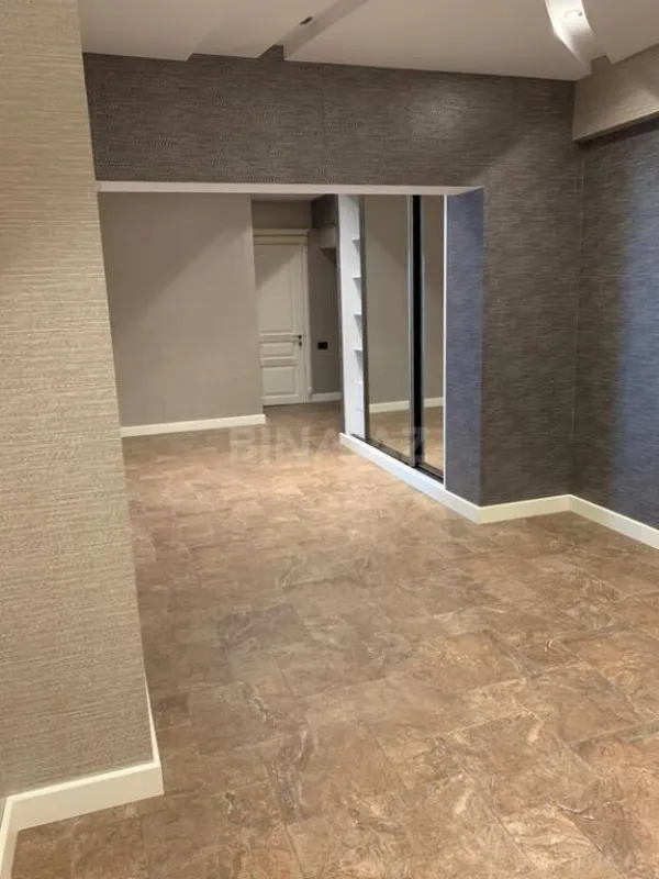Satılır 5 otaqlı mənzil 280 m²