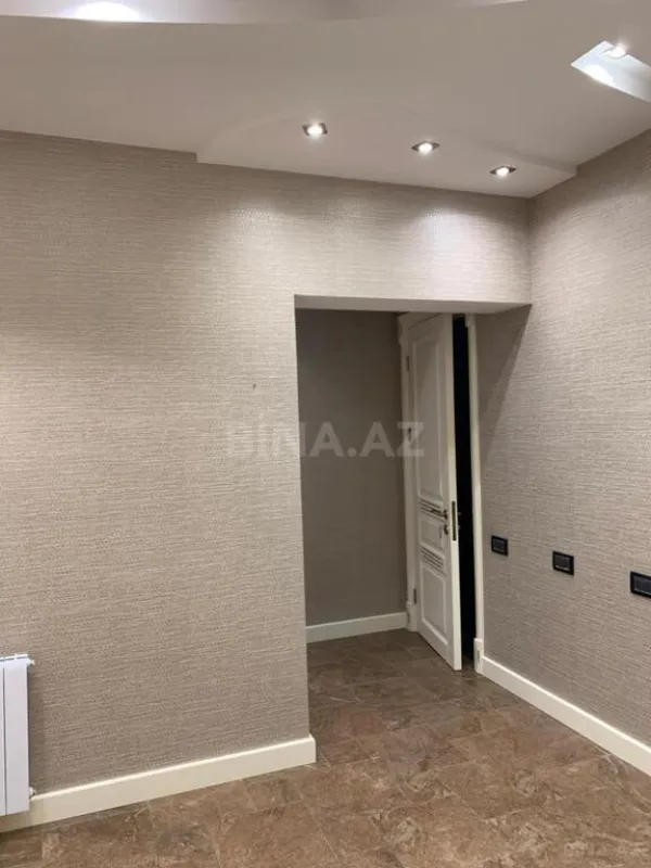 Satılır 5 otaqlı mənzil 280 m²