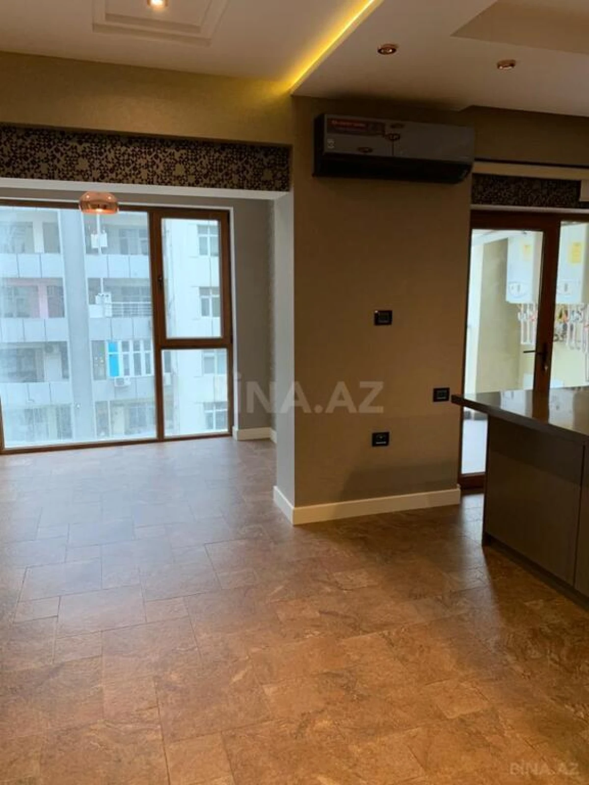 Satılır 5 otaqlı mənzil 280 m²