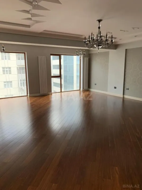 Satılır 5 otaqlı mənzil 280 m²