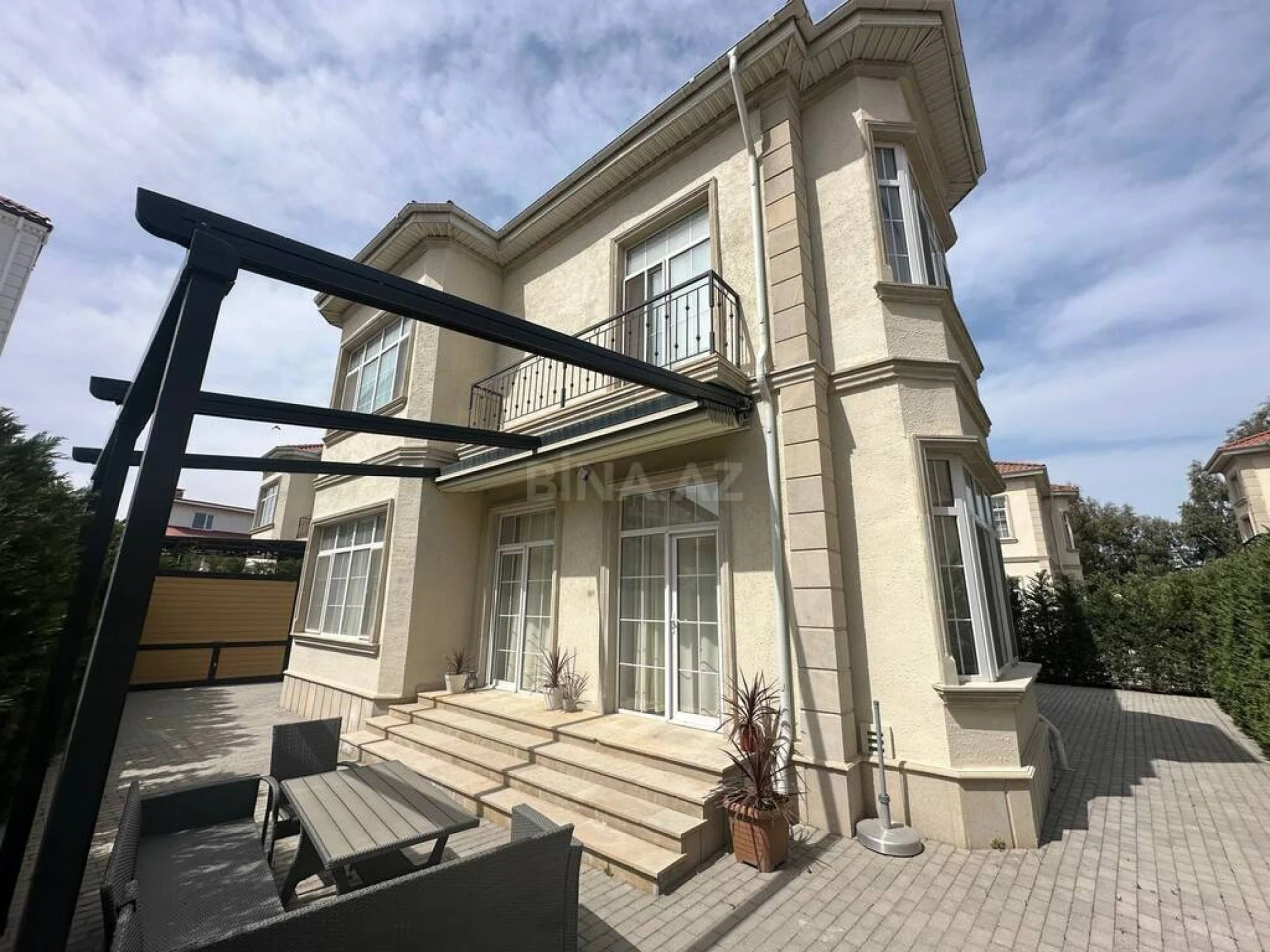 Kirayə verilir 6 otaqlı həyət evi 320 m²