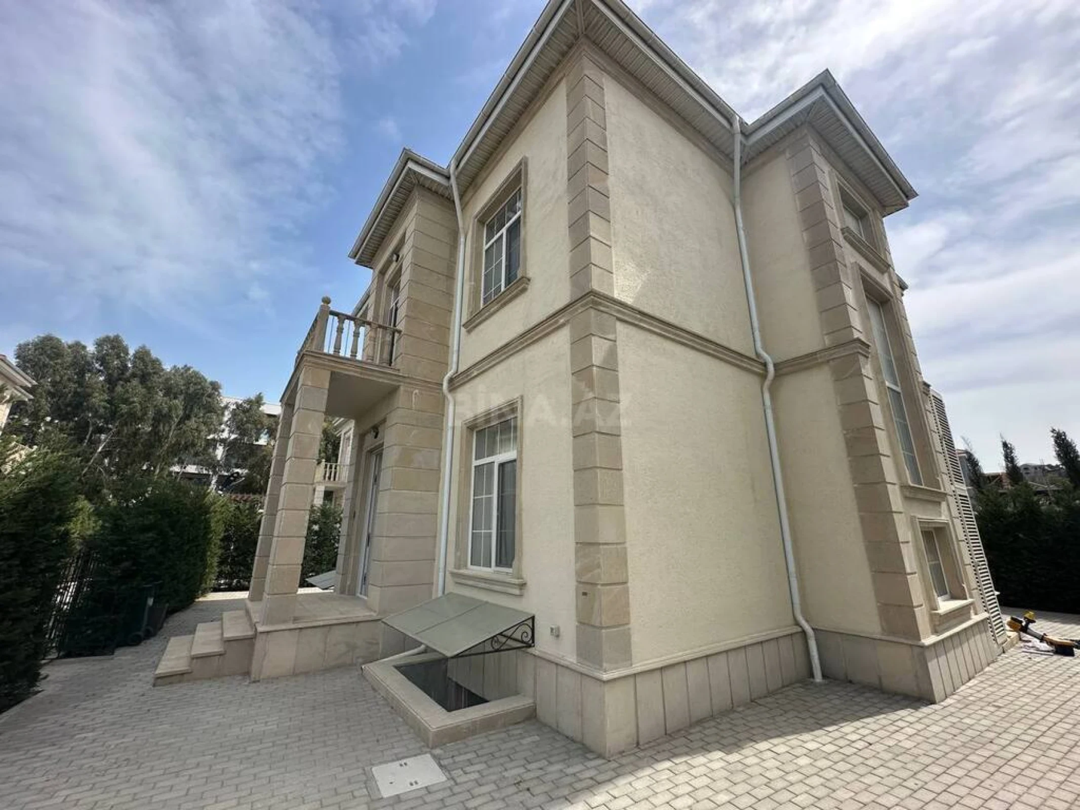Kirayə verilir 6 otaqlı həyət evi 320 m²