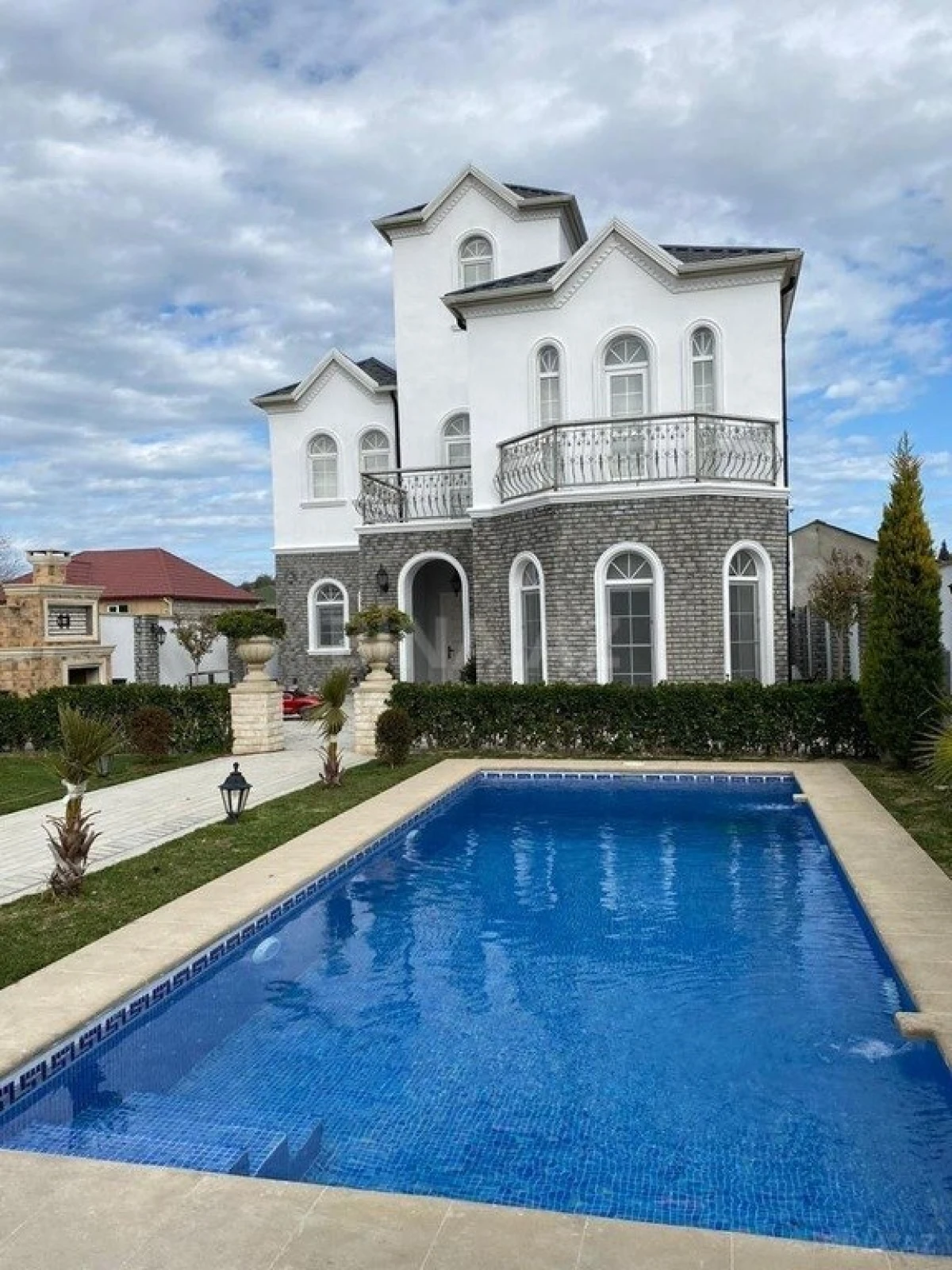 Kirayə verilir 4 otaqlı həyət evi 300 m²