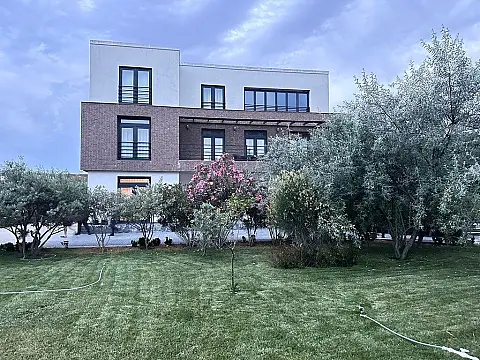 Kirayə verilir 6 otaqlı həyət evi 450 m²