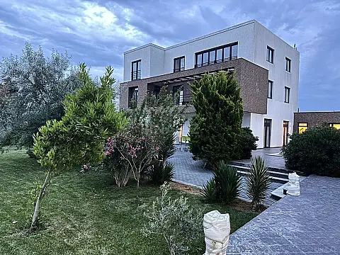 Kirayə verilir 6 otaqlı həyət evi 450 m²
