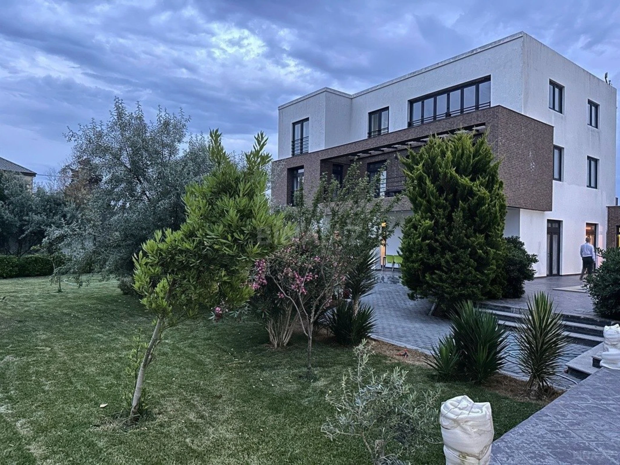 Kirayə verilir 6 otaqlı həyət evi 450 m²