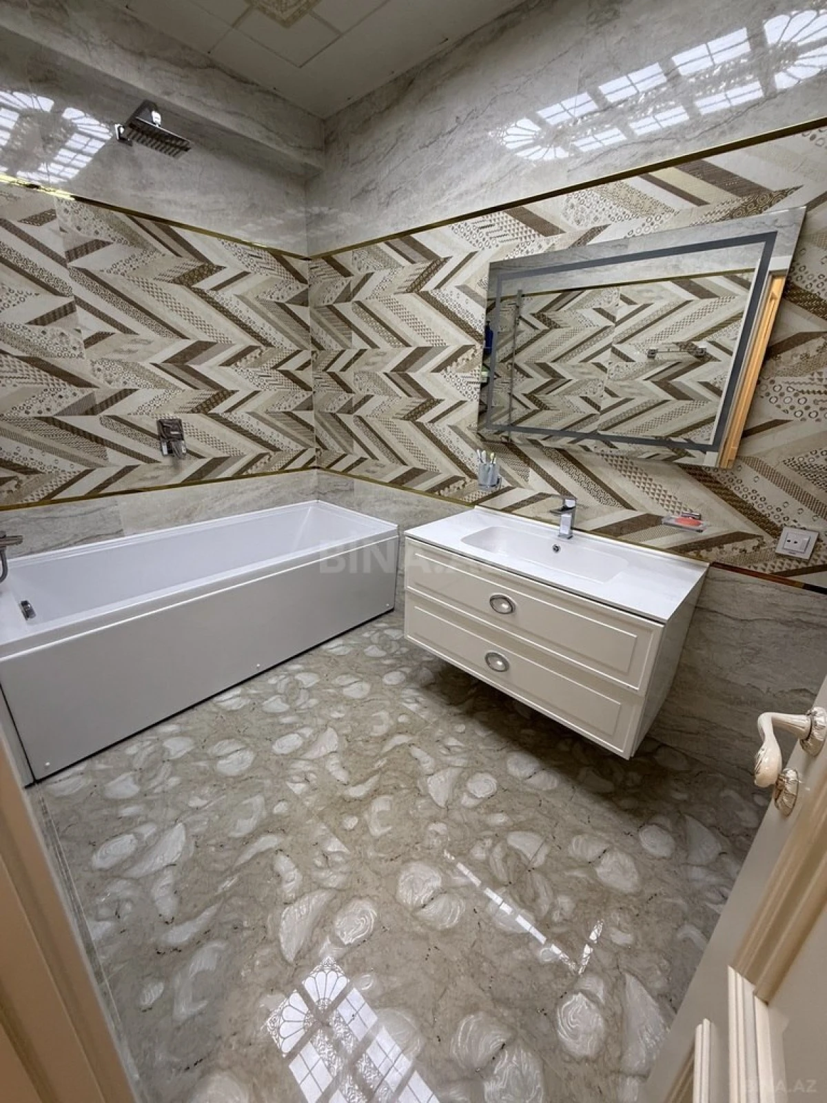 Satılır 3 otaqlı mənzil 157 m²