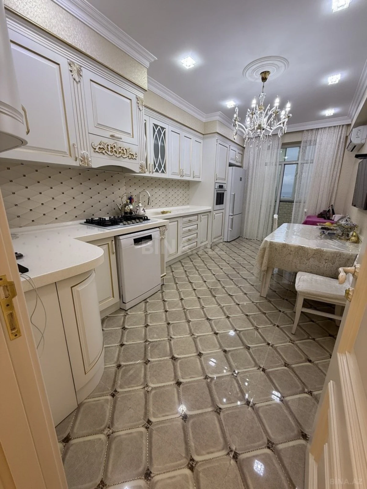 Satılır 3 otaqlı mənzil 157 m²