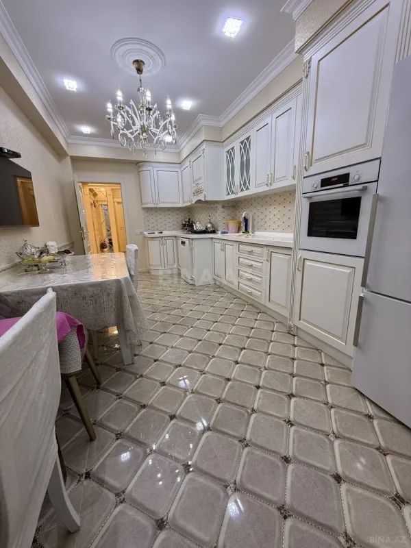 Satılır 3 otaqlı mənzil 157 m²