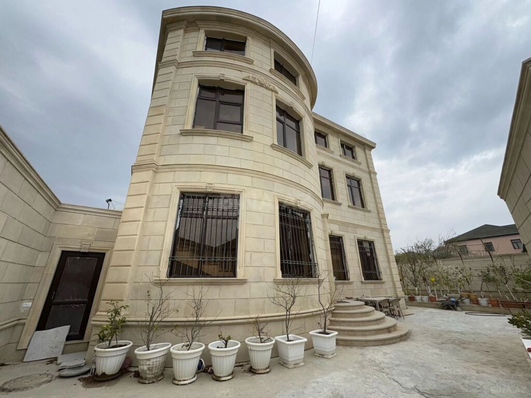 Satılır 9 otaqlı həyət evi 600 m²