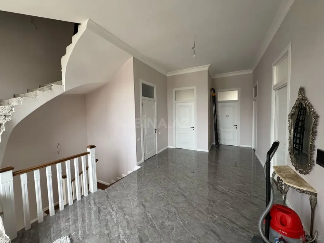Satılır 9 otaqlı həyət evi 600 m²