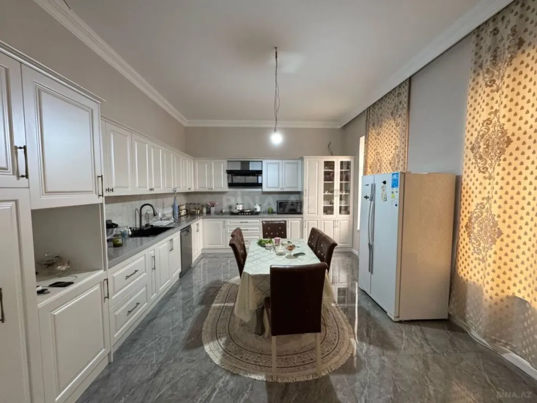 Satılır 9 otaqlı həyət evi 600 m²