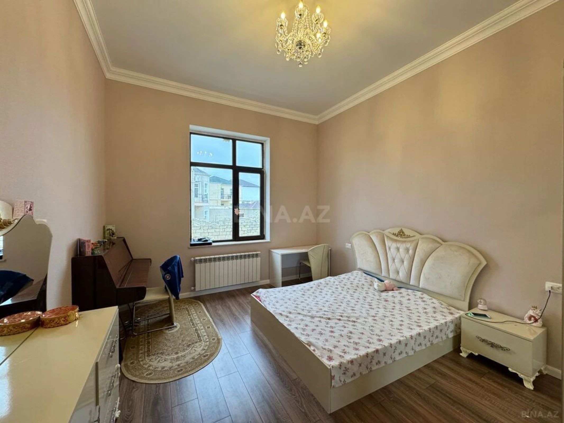 Satılır 9 otaqlı həyət evi 600 m²