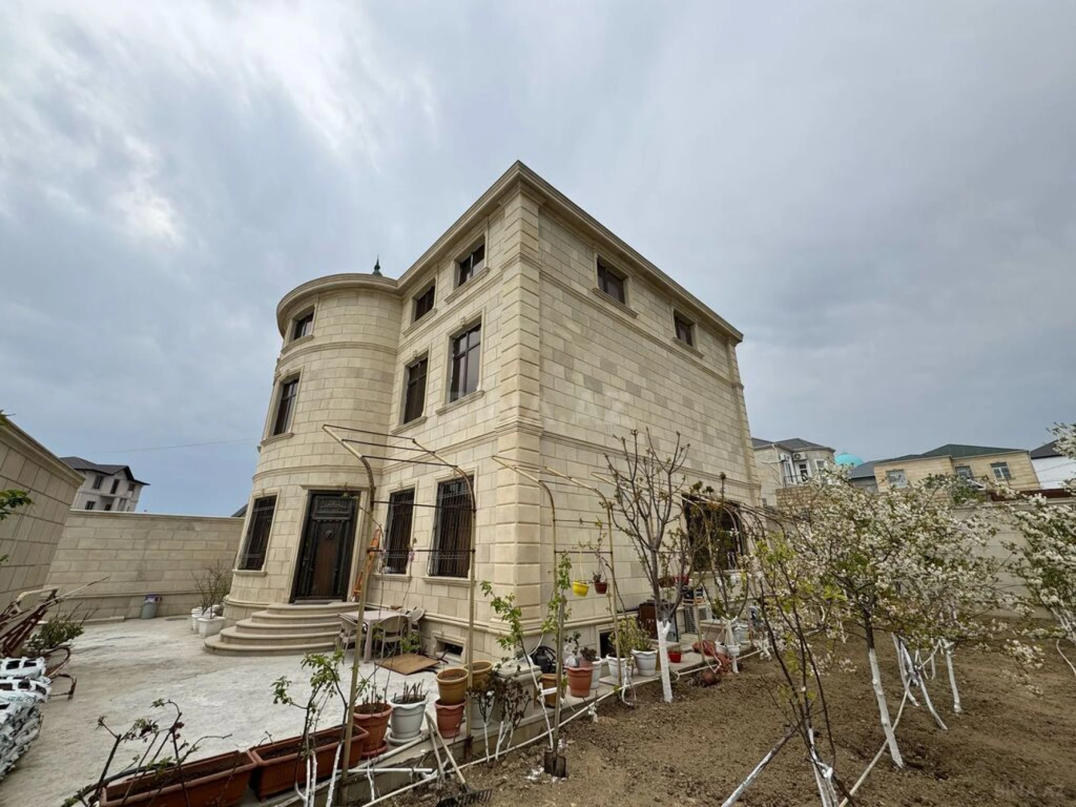 Satılır 9 otaqlı həyət evi 600 m²