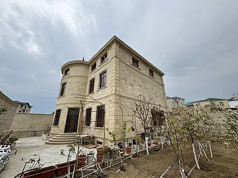Satılır 9 otaqlı həyət evi 600 m²
