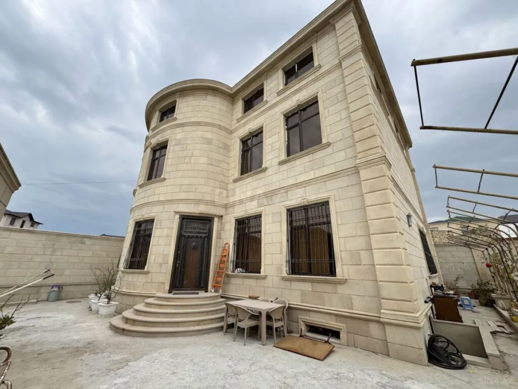 Satılır 8 otaqlı həyət evi 600 m²