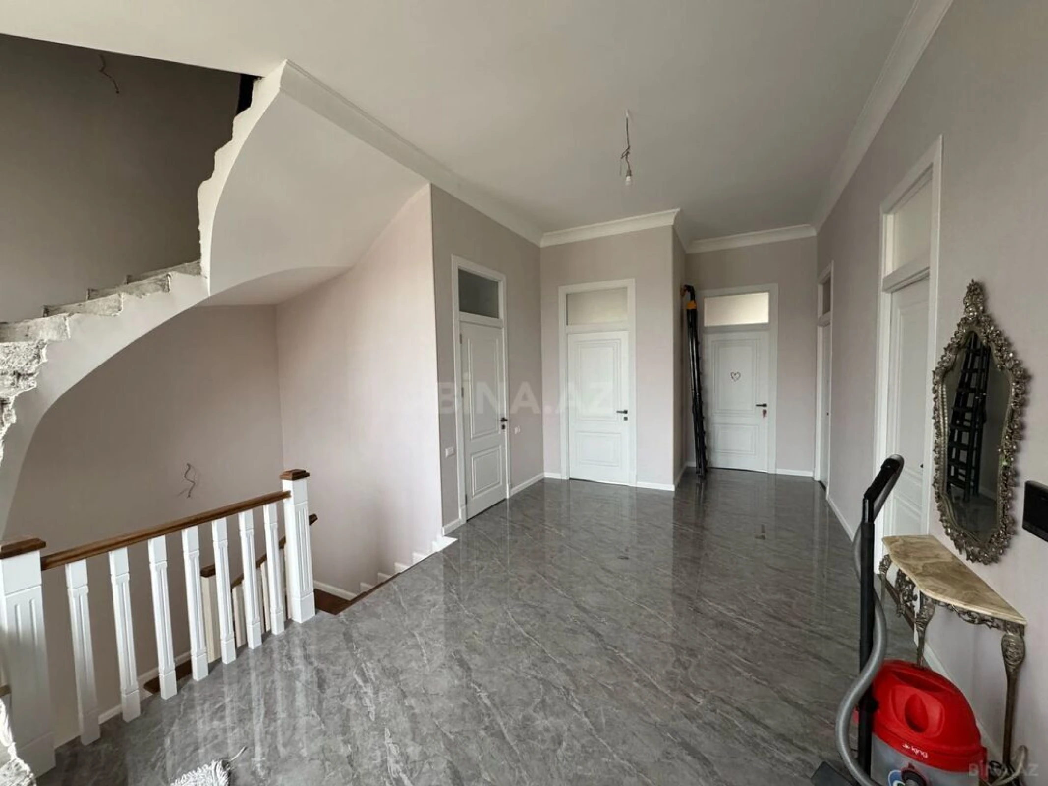 Satılır 8 otaqlı həyət evi 600 m²