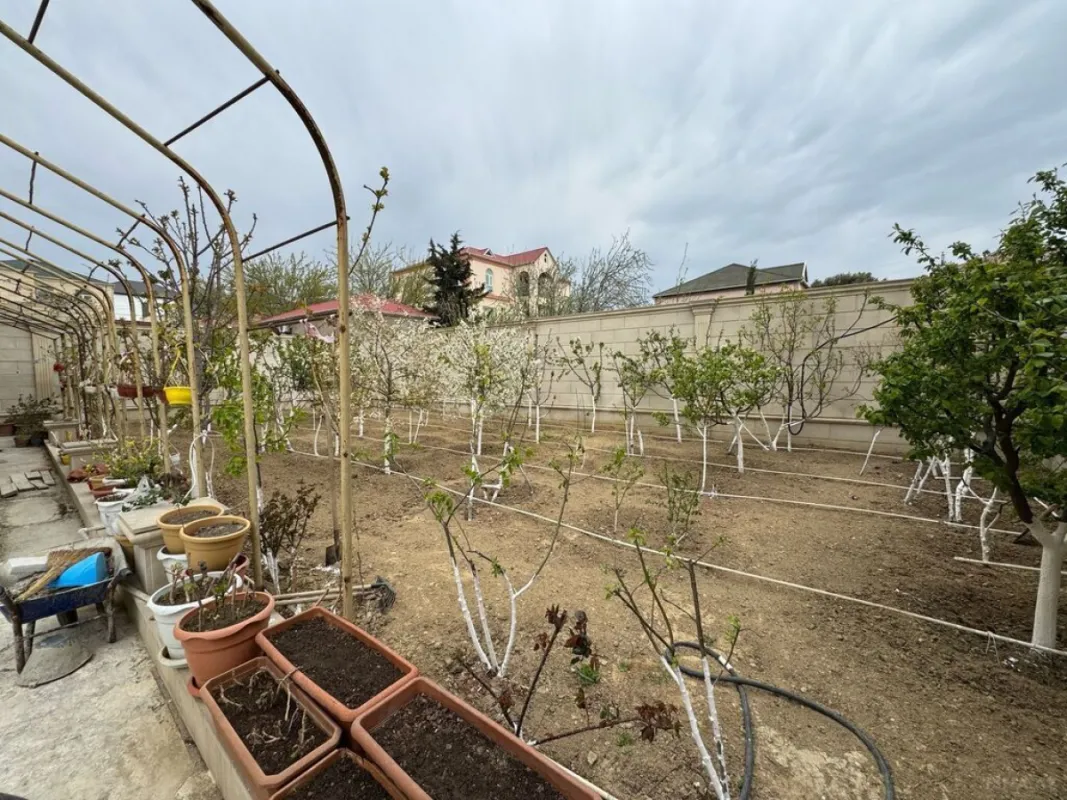 Satılır 8 otaqlı həyət evi 600 m²