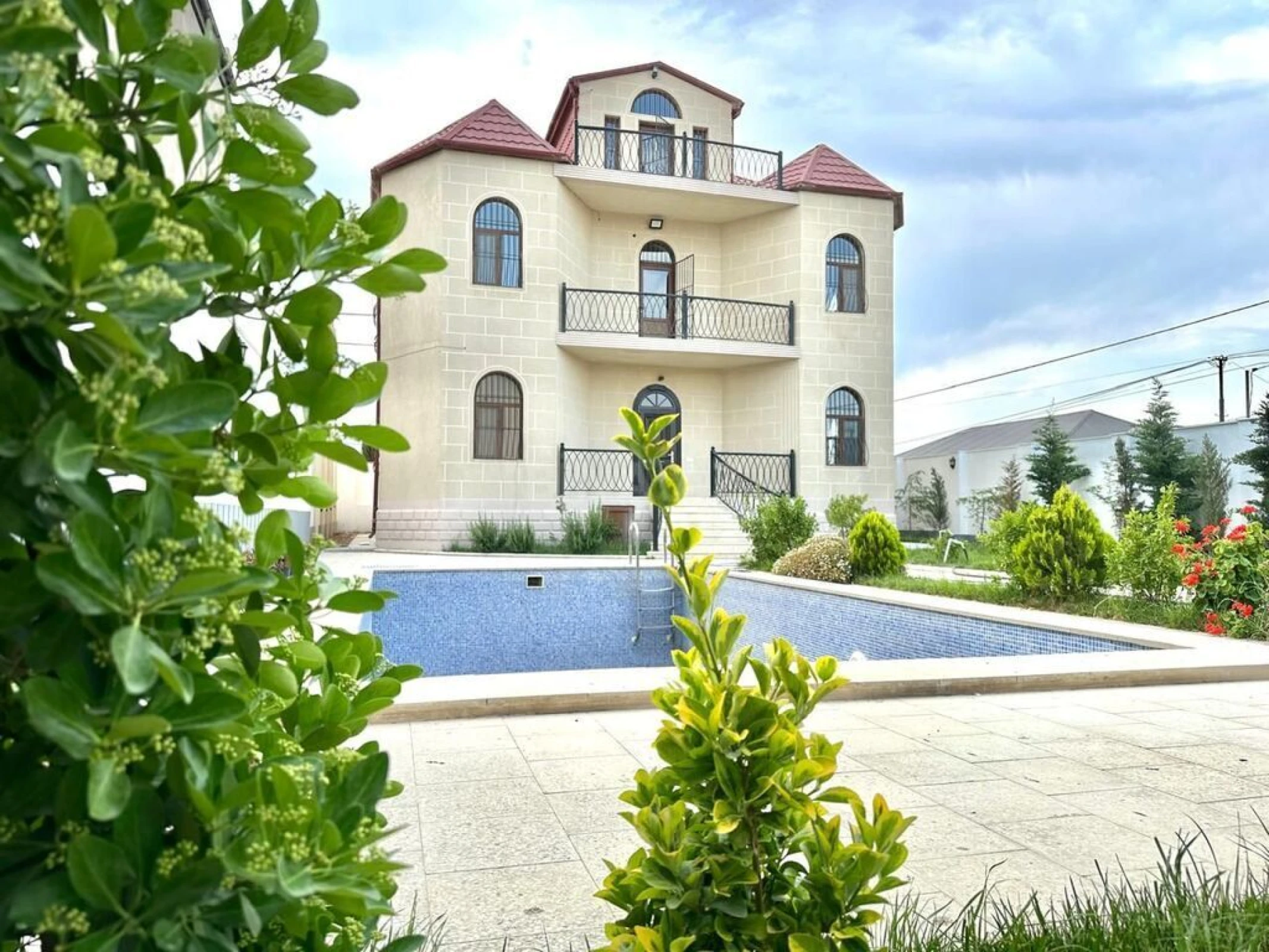 Satılır 6 otaqlı həyət evi 360 m²