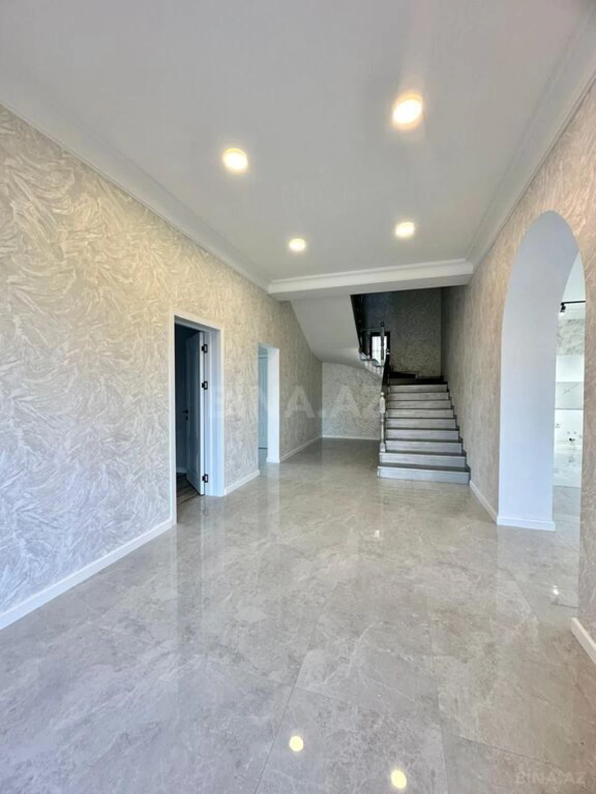 Satılır 6 otaqlı həyət evi 360 m²