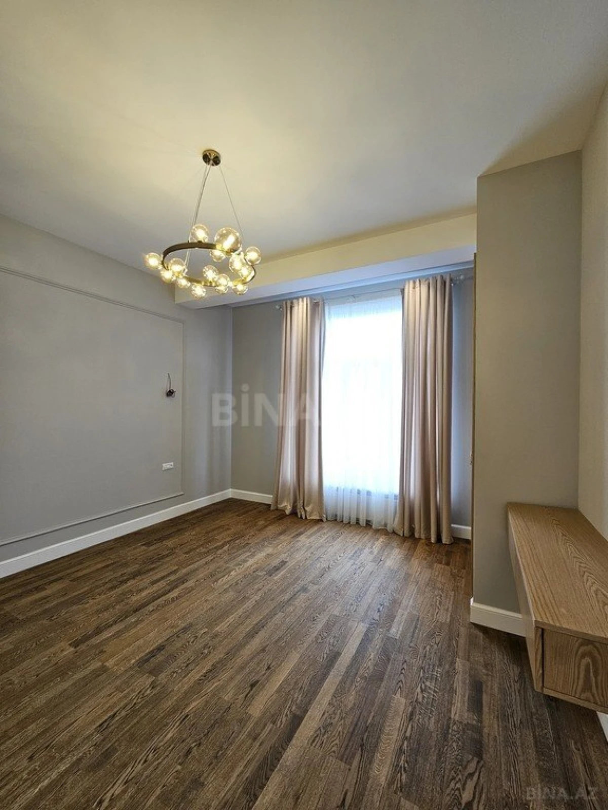 Satılır 4 otaqlı mənzil 145 m²