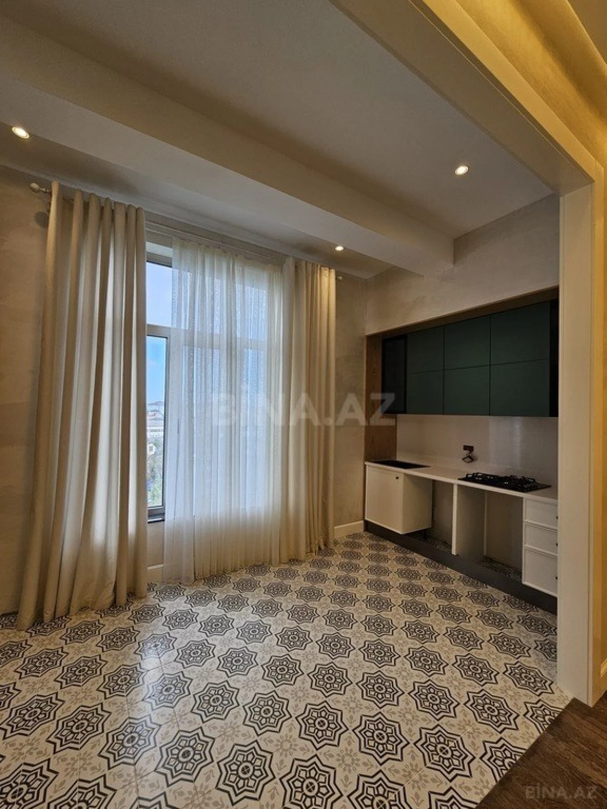 Satılır 4 otaqlı mənzil 145 m²