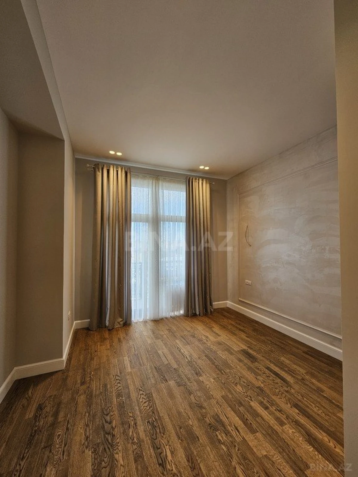 Satılır 4 otaqlı mənzil 145 m²
