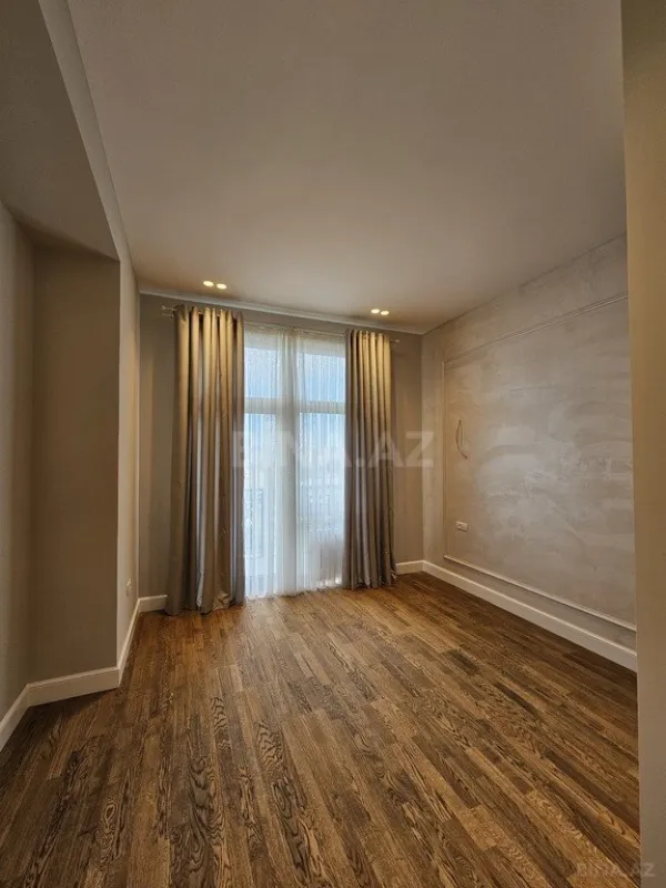 Satılır 4 otaqlı mənzil 145 m²